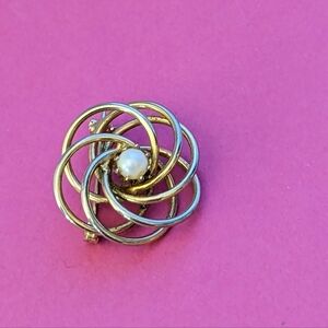 🤍 Vintage Brooch Atomic Goldtone Faux Pearl Pin Petite Delicate